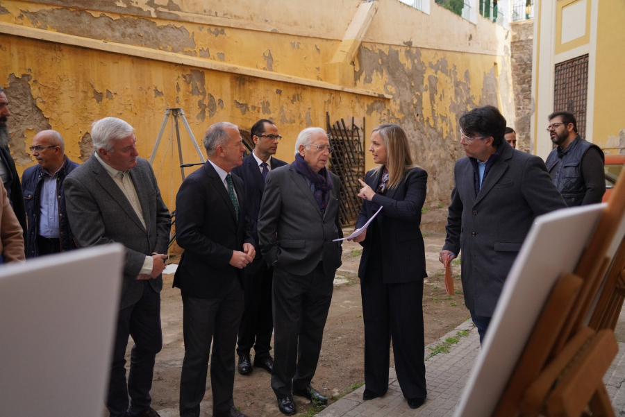 El Presidente de la Ciudad durante su visita al edificio de Correos donde se han iniciado ya las actuaciones de rehabilitaci&oacute;n / Gobierno de Melilla