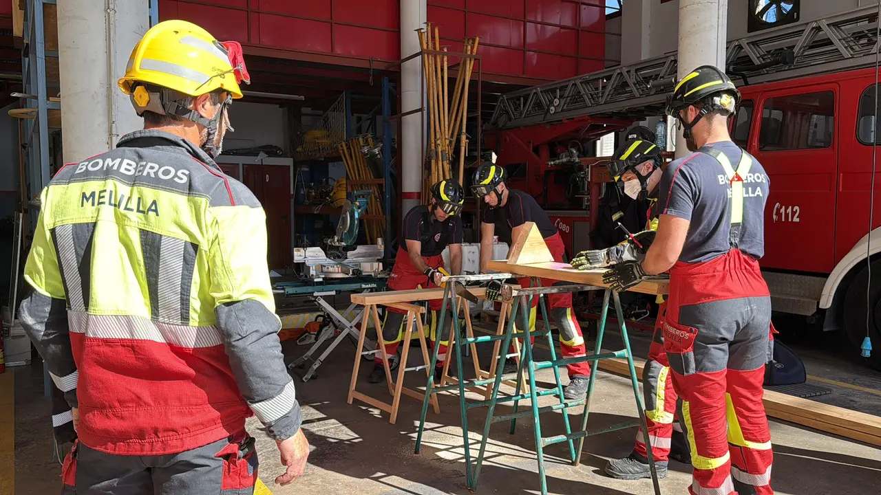 Fotografía: Un bombero en Melilla