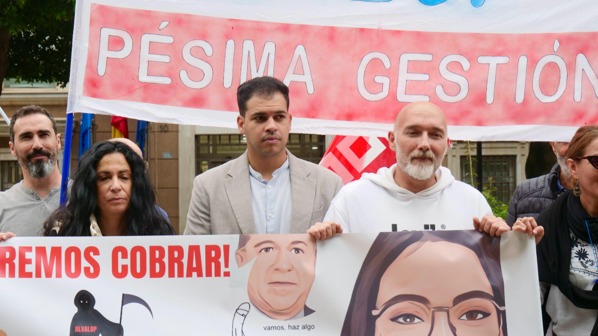 El dipitado Riduan Moh, junto a los trabajdores de las ludotecas / PSOE