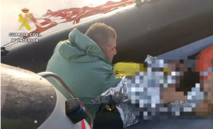 La Guardia Civil rescata a dos hombres de entre el oleaje en Aguadú
