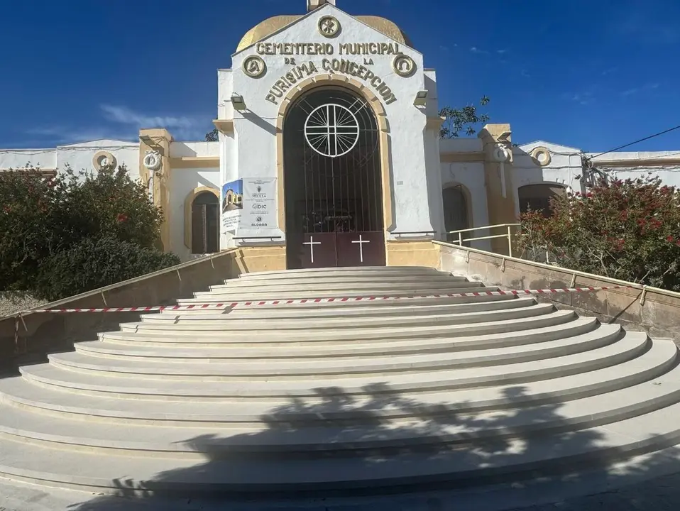 Escalera cementerio cristiano de la Purísima Concepción / Ciudad