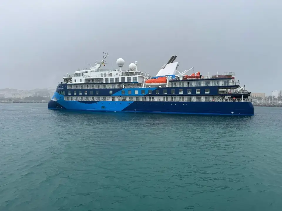 El 'Ocean Victory', a su llegada al puerto de Ceuta