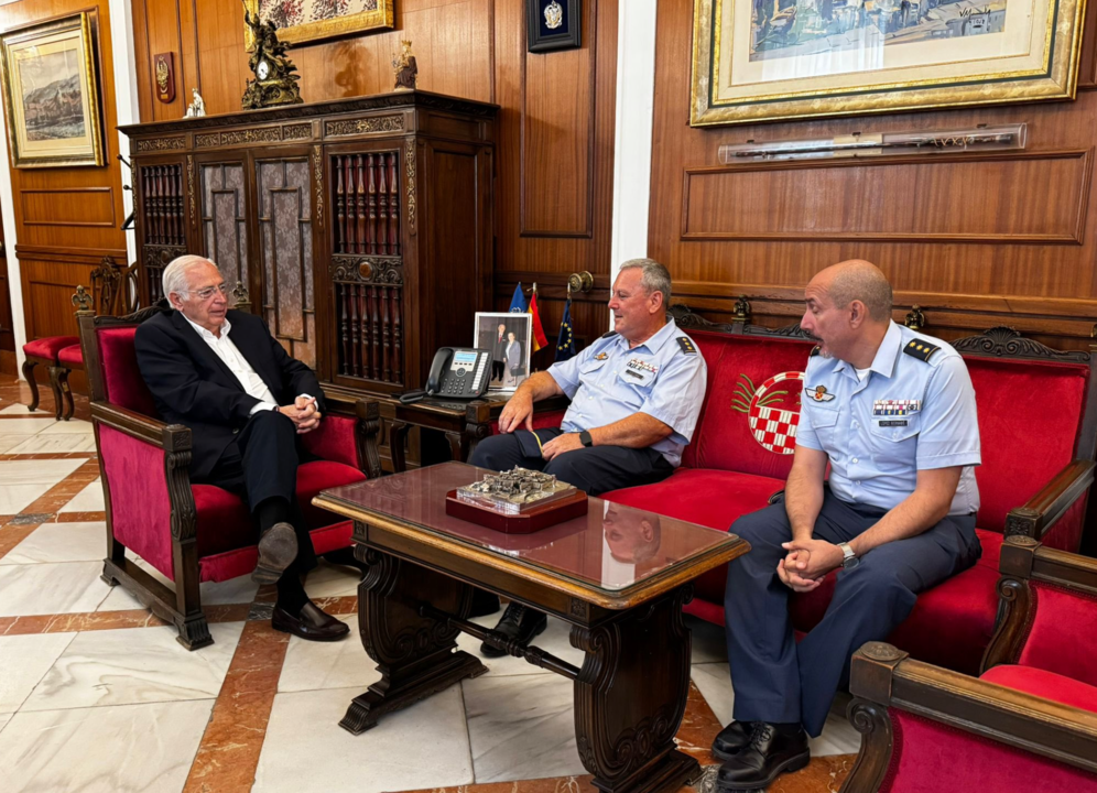 Imbroda recibe al nuevo comandante militar a&eacute;reo de Melilla