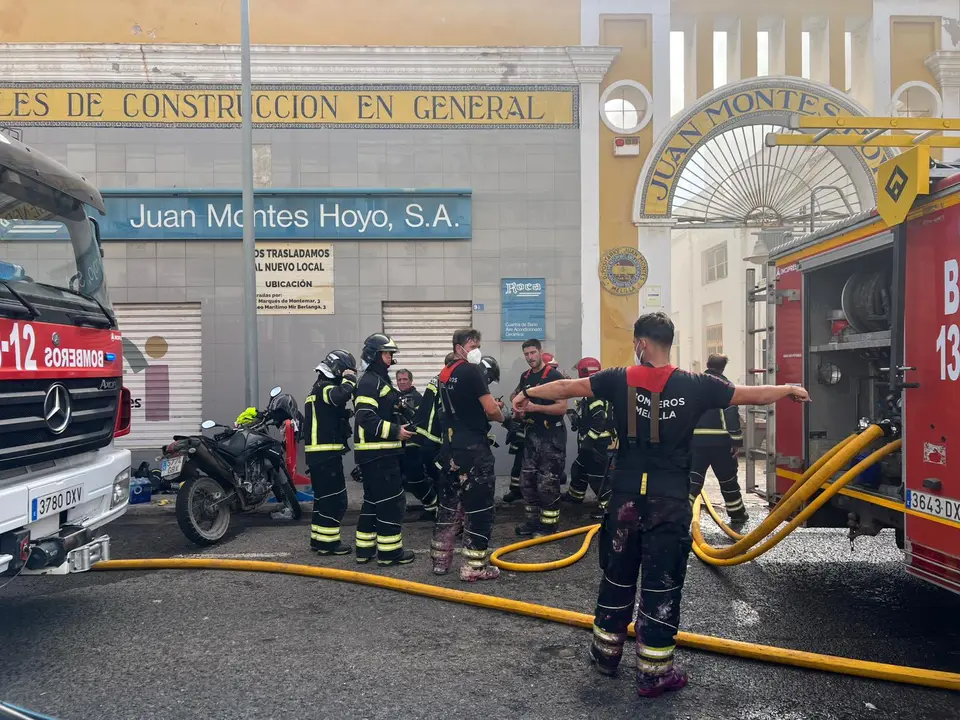 Bomberos durante un incendio / Archivo