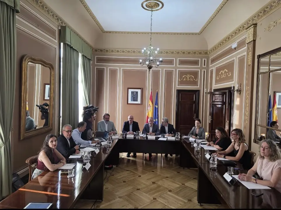 Reuni&oacute;n entre el Ministerio y delegaciones de Melilla, Ceuta y Canarias para abordar el reparto de menores no acompa&ntilde;ados