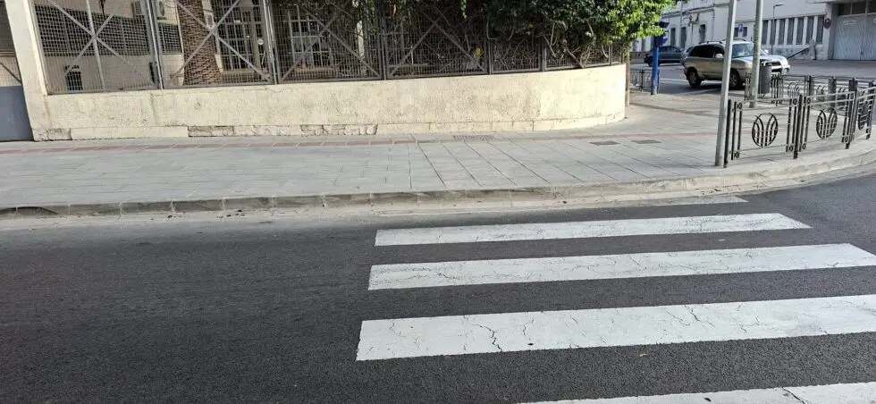 Paso de peatones poco accesible en la calle de La Legión / Somos Melilla
