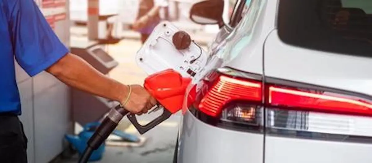 Una persona echando gasolina.