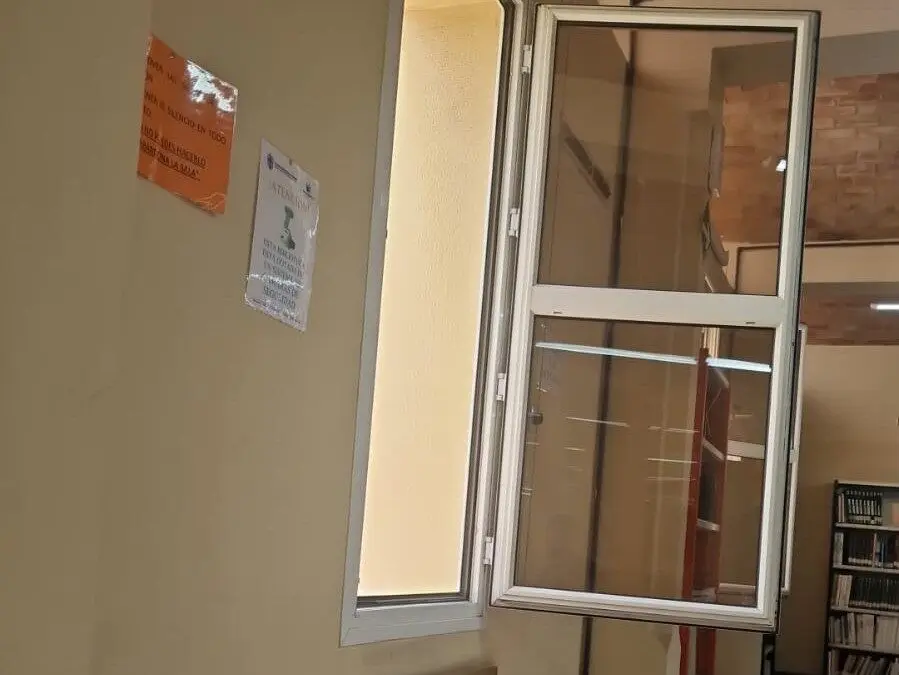 Una ventana abierta y sin cortinas en la biblioteca municipal / Somos Melilla