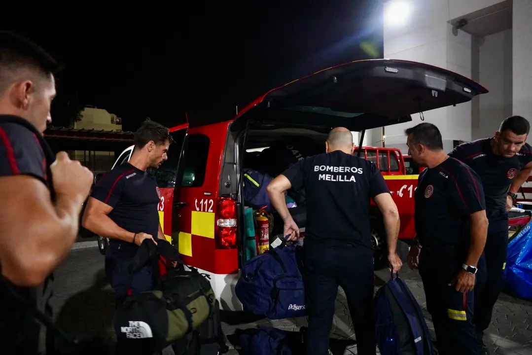 Bomberos de Melilla antes de marchar a Castilla y Le&oacute;n / Gobierno de Melilla