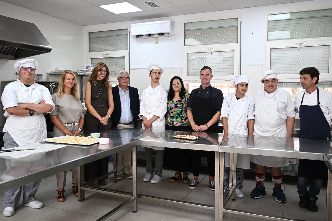 La delegada del Gobierno y la directora provincial de Educaci&oacute;n junto a estudiantes del Reina Victoria