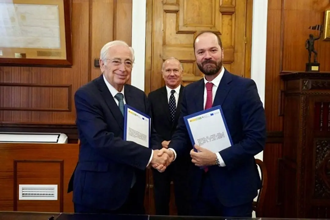El presidente de la Ciudad, Juan Jos&eacute; Imbroda, y el director general de la Escuela de Organizaci&oacute;n Industrial (EOI) han firmado la renovaci&oacute;n de los convenios del Coworking Digital y el Centro de Alto Rendimiento Empresarial (CARE),