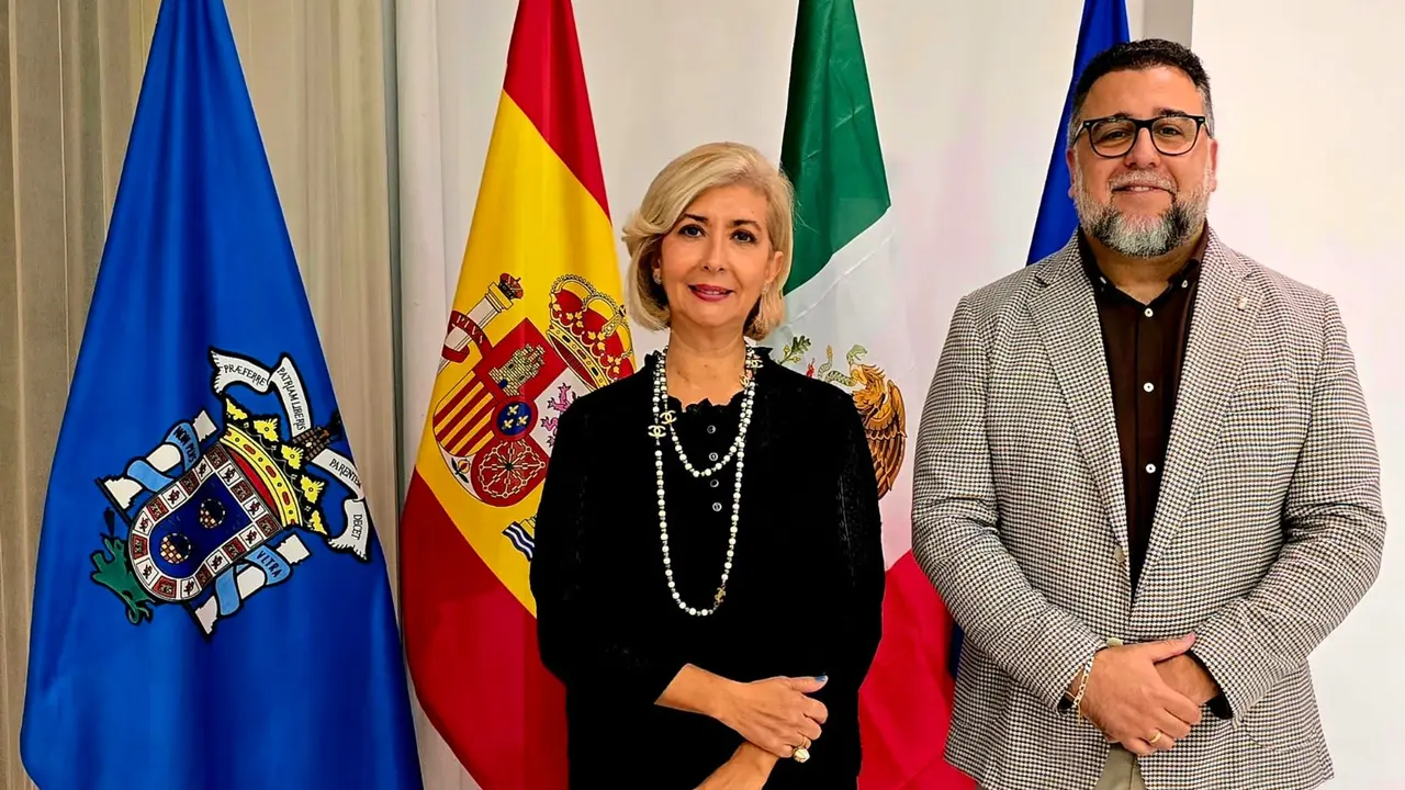 Melilla acoge la presentaci&oacute;n del poemario Donde habita el infinito con presencia institucional de la Casa Regional de Ceuta