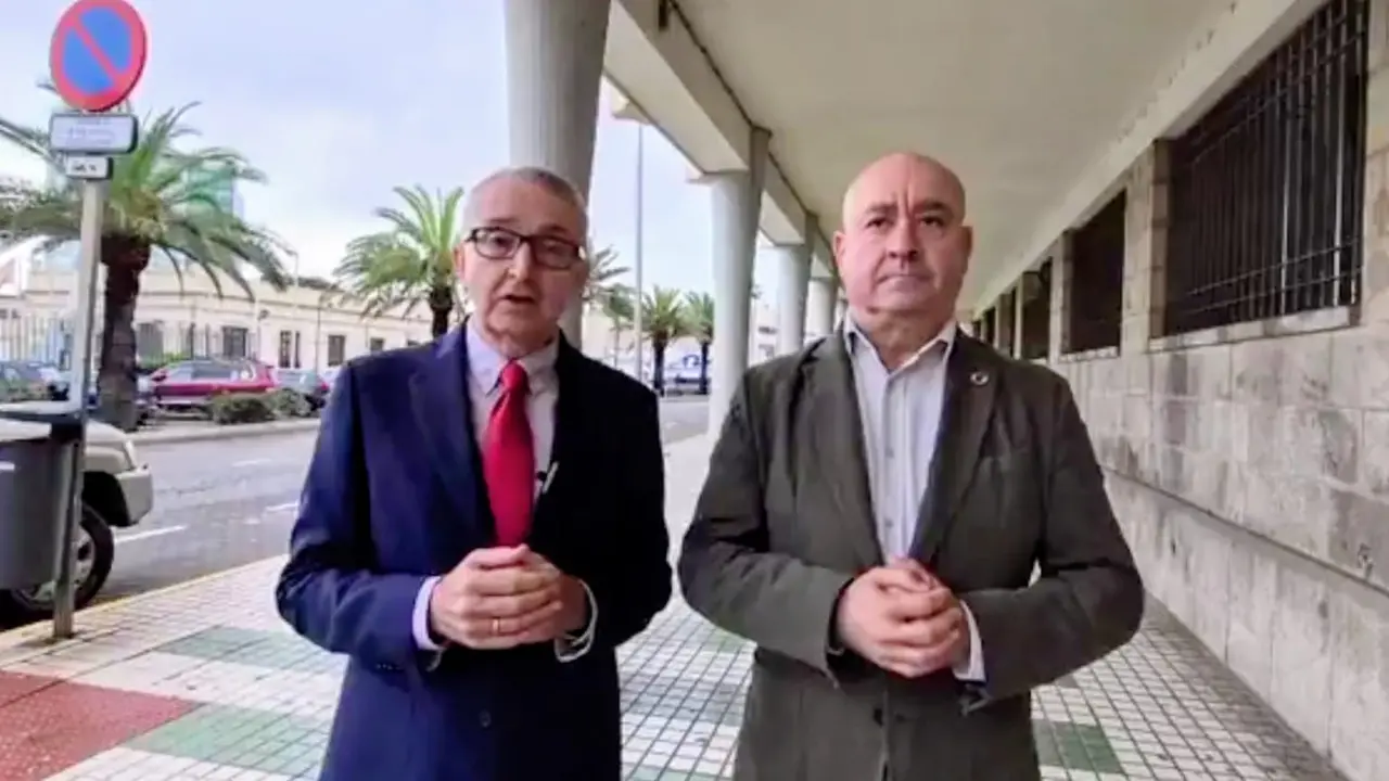 Jos&eacute; Miguel Tasende y Javier Diego, en el lateral del Palacio de la Asamblea