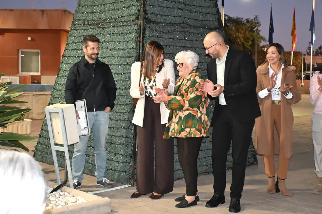 Encendido del alumbrado de Navidad en el Residencia de Mayores