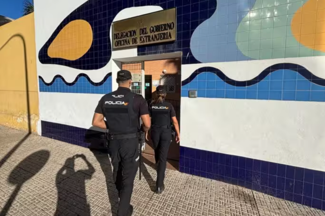 Agentes de la Polic&iacute;a Nacional acceden a la Oficina de Extranjer&iacute;a en Melilla / Polic&iacute;a Nacional