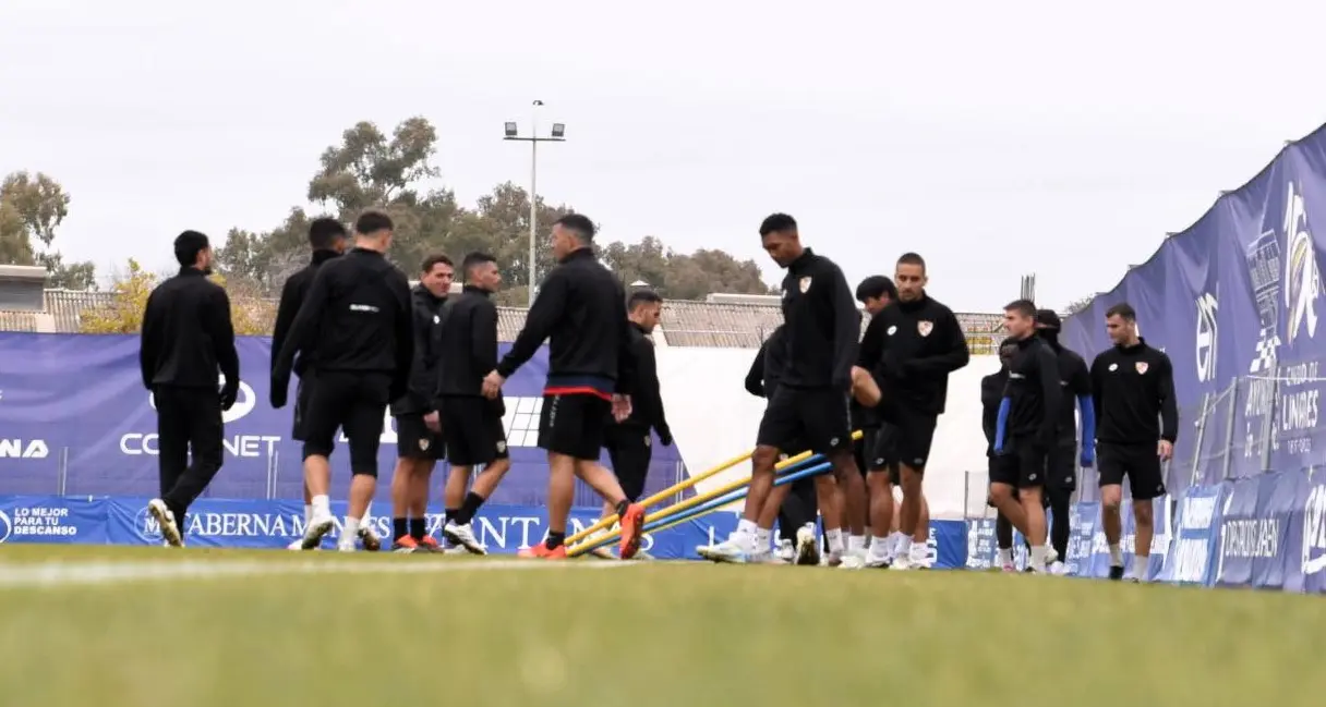 La plantilla azulilla durante una sesi&oacute;n de entrenamiento. Foto: Linares Deportivo SAD