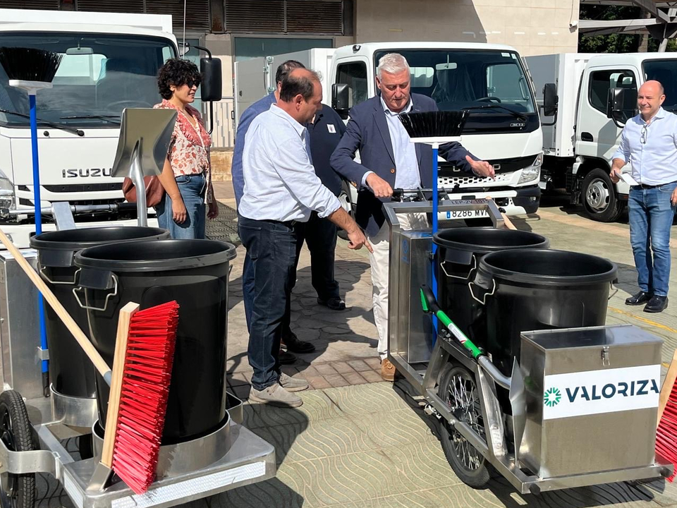 El Gobierno refuerza el servicio de limpieza con una tercera remesa de veh&iacute;culos y 75 carritos el&eacute;ctricos