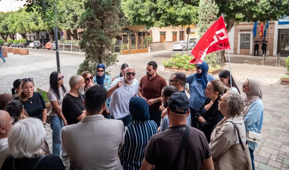Amin Azmani, presidente de Somos Melilla, junto a los trabajadores de las ludotecas / Somos Melilla
