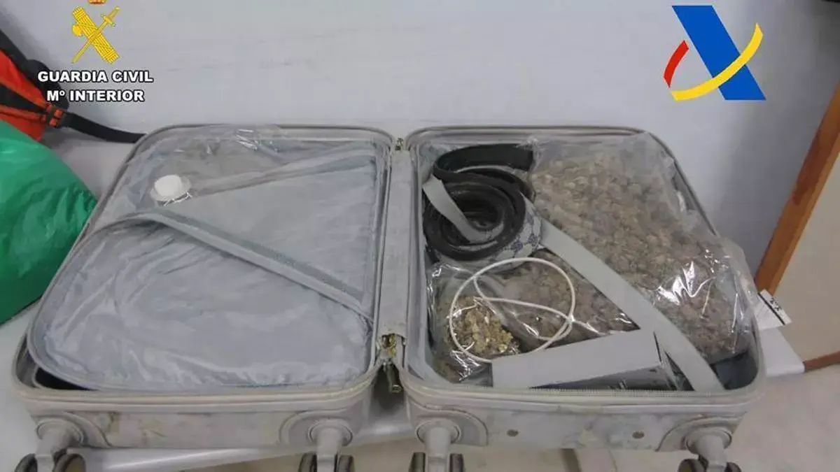 Material incautado en la operaci&oacute;n llevada a cabo en el aeropuerto de Melilla /Guardia Civil