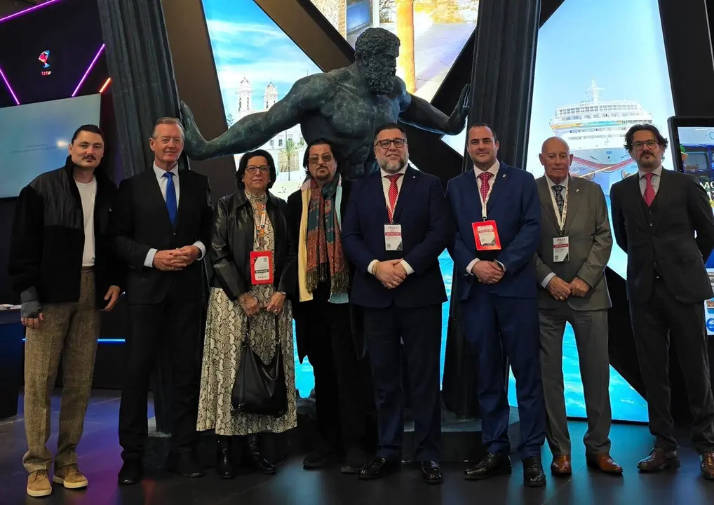 Las Casas Regionales de Ceuta estrechan lazos con el escultor Gin&eacute;s Serr&aacute;n en FITUR