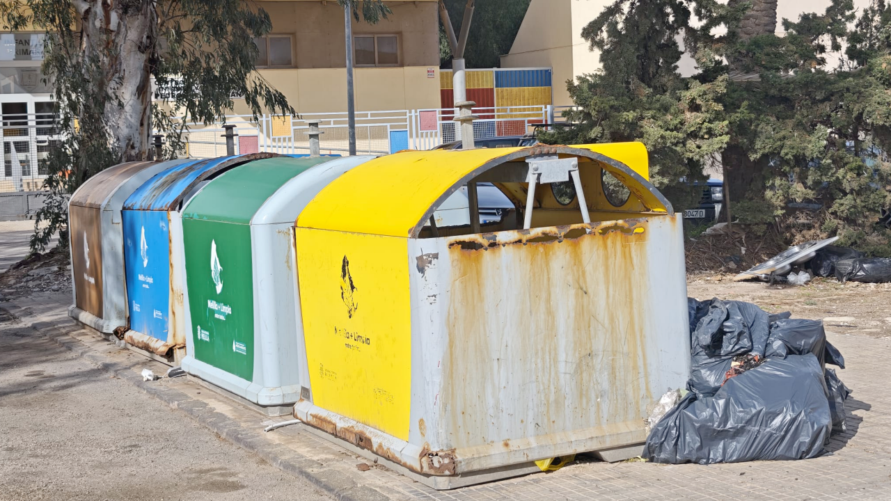 contenedores abandonados en la cañada