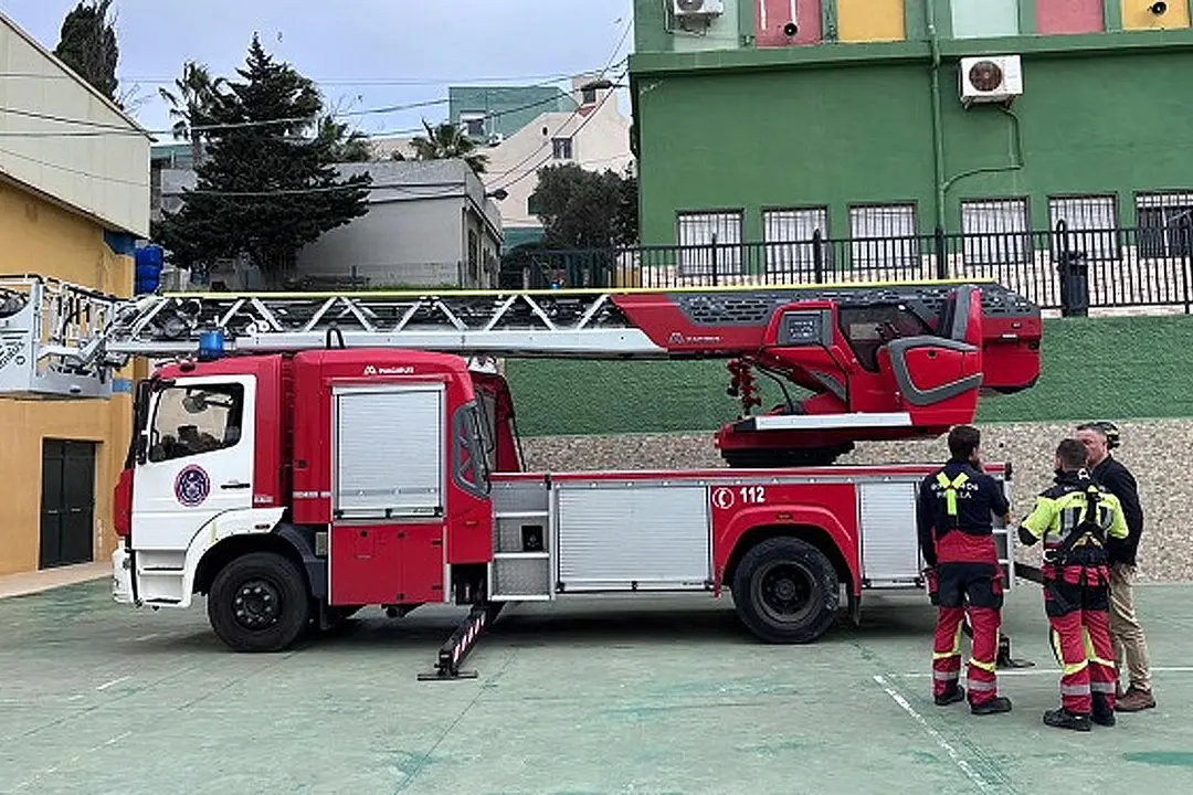 Actuaci&oacute;n de los bomberos en el colegio Juan Caro