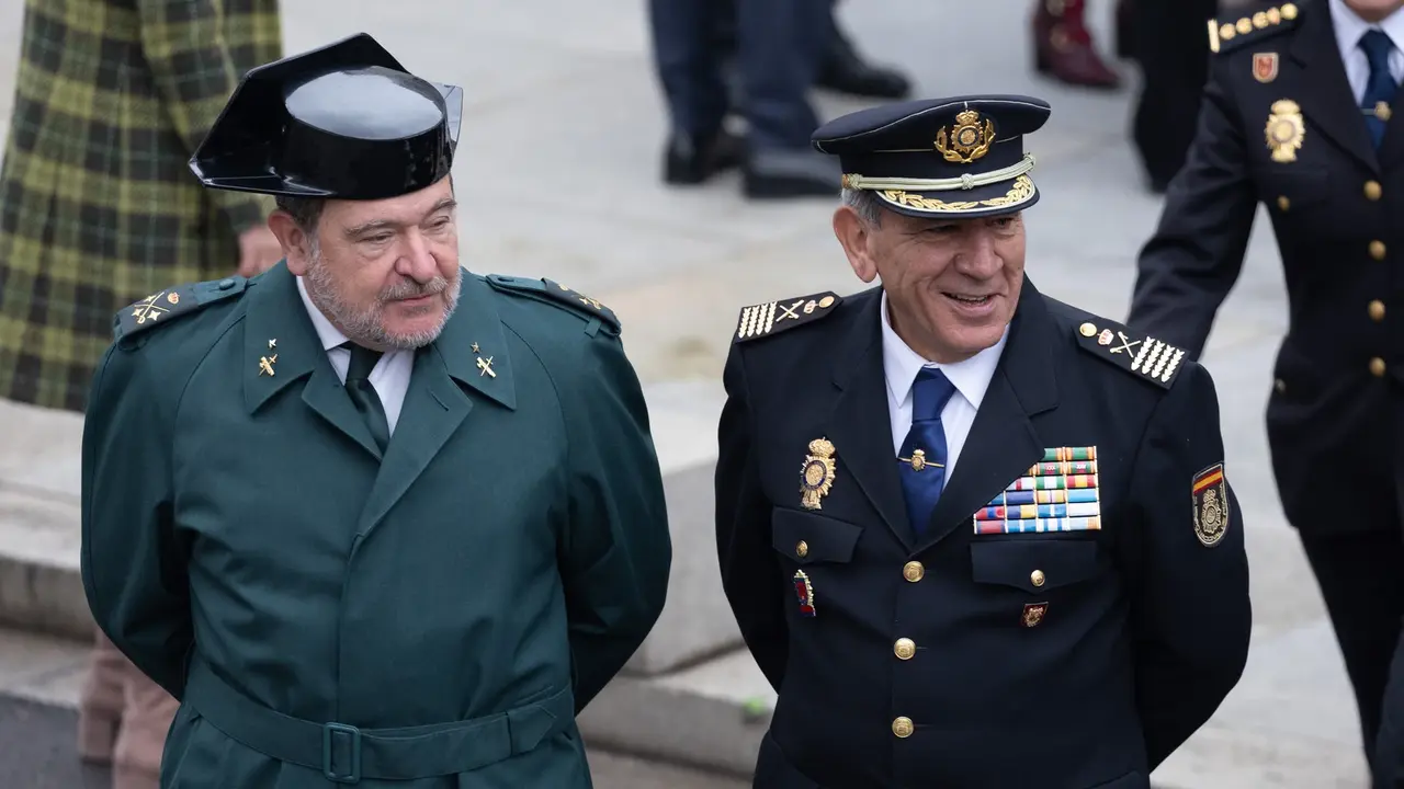 El DAO de la Guardia Civil, Pablo Sala, y el DAO de la Polic&iacute;a Nacional, Jos&eacute; &Aacute;ngel Gonz&aacute;lez, durante el acto institucional por el D&iacute;a de la Constituci&oacute;n./ Europa Press