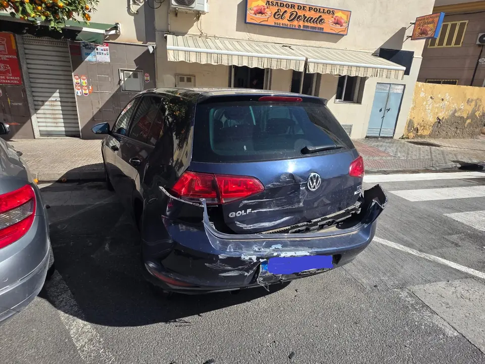 Veh&iacute;culo contra el que choc&oacute; el conductor que se dio a la fuga