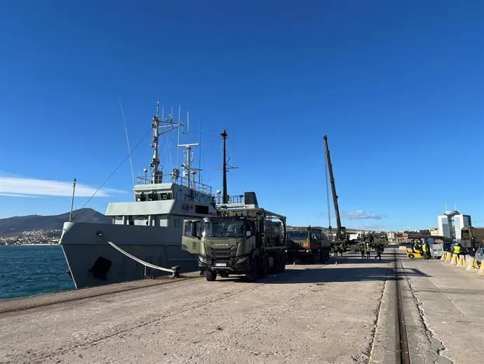Carga en Melilla de suministros para las islas de soberan&iacute;a espa&ntilde;ola en el norte de &Aacute;frica / Comandancia Naval de Melilla