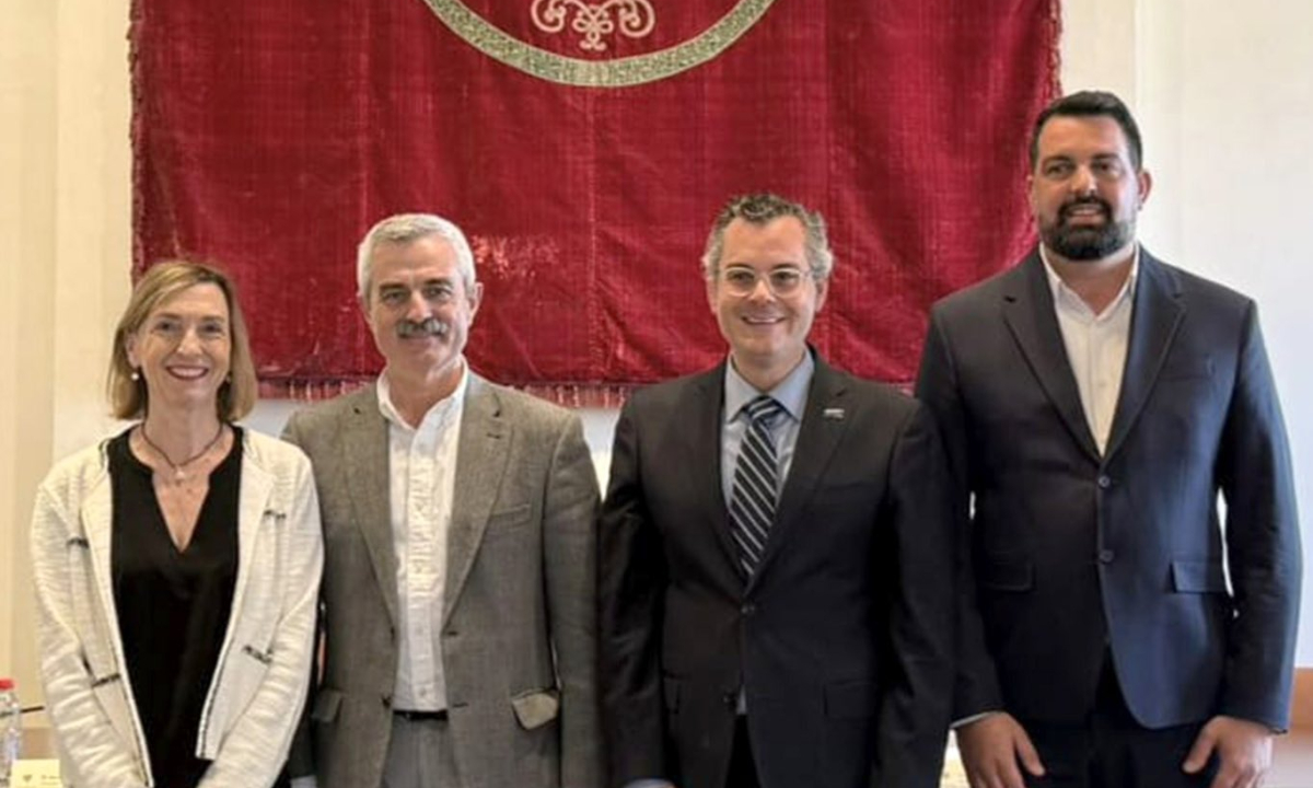 El director provincial, Jorge Vera, participa en este nuevo &oacute;rgano de colaboraci&oacute;n impulsado por la Universidad de Granada, que busca mejorar la empleabilidad y adaptar la formaci&oacute;n a las necesidades del mercado laboral.