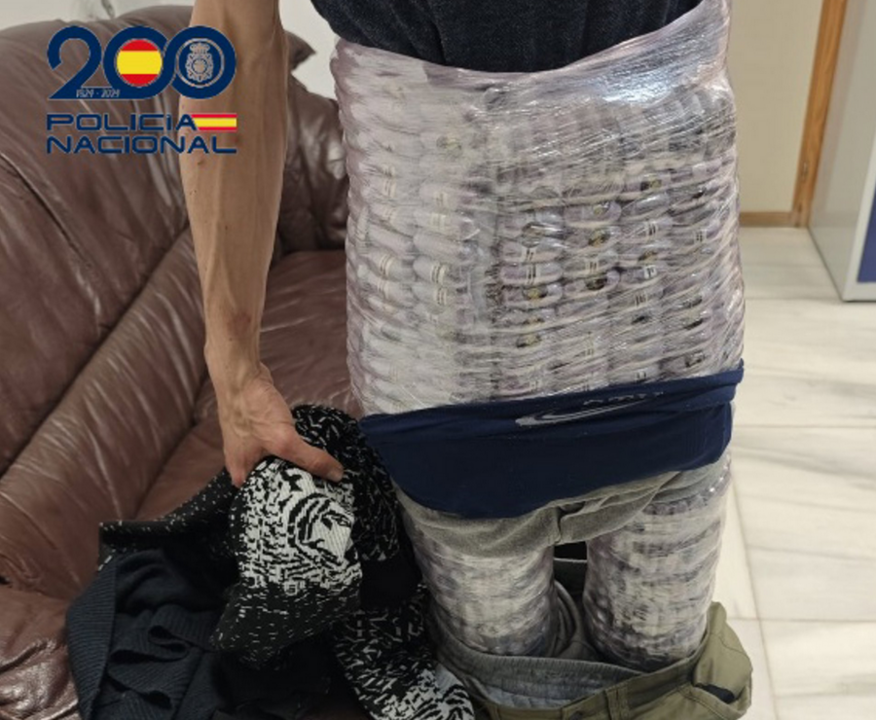 Detenido con m&aacute;s de siete kilos de hach&iacute;s adosados al cuerpo / CNP