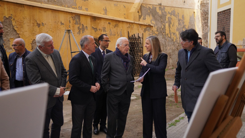 El Presidente de la Ciudad durante su visita al edificio de Correos donde se han iniciado ya las actuaciones de rehabilitaci&oacute;n / Gobierno de Melilla