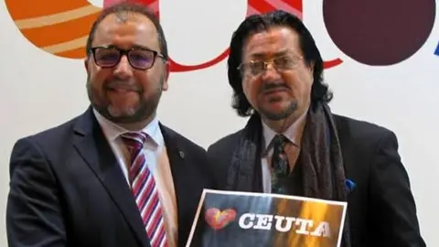 Ram&oacute;n de la Cruz con el artista ceut&iacute; Gin&eacute;s Serr&aacute;n Pag&aacute;n