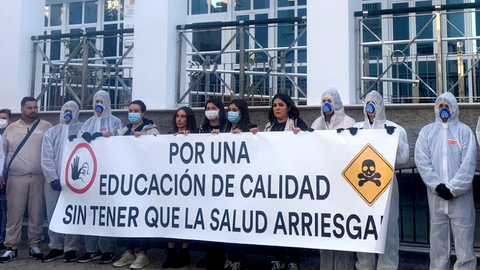 Las familias del CEIP Real concentrados ante la Consejer&iacute;a de Educaci&oacute;n
