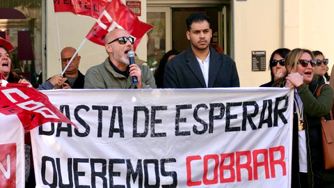 El diputado socialista ha acompa&ntilde;ado a los trabajadores en su concentraci&oacute;n ante la Consejer&iacute;a de Pol&iacute;ticas Sociales / PSOE