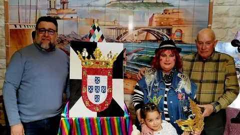 La artesana Mar&iacute;a Jes&uacute;s Dom&eacute;nech dona a la Casa Regional de Ceuta en Melilla el escudo de Ceuta