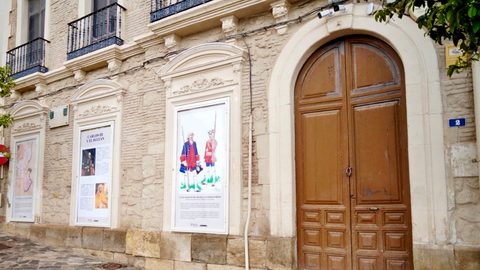 Exposici&oacute;n sobre el Levantamiento del Sitio en las ventanas de la Casa del Gobernador