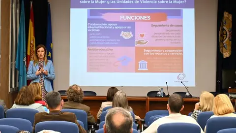 Laura Segura durante su conferencia en la UNED.