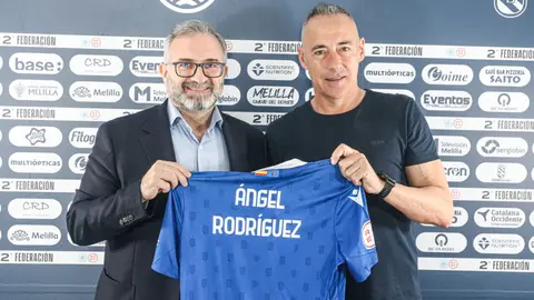 El presidente del club, Luis Manuel Rinc&oacute;n, en la presentaci&oacute;n de&nbsp;&Aacute;ngel Rodr&iacute;guez /UD Melilla