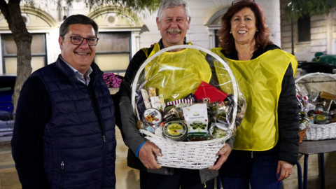 Entrega de premios a los participantes de "Caminatas saludables"