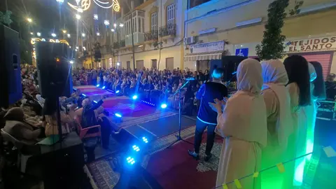 Noche de m&uacute;sica, moda y tradici&oacute;n en el barrio del Rastro de Melilla
