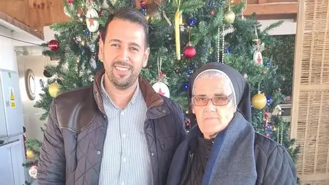 Am&iacute;n Azmani con Sor Adelina.