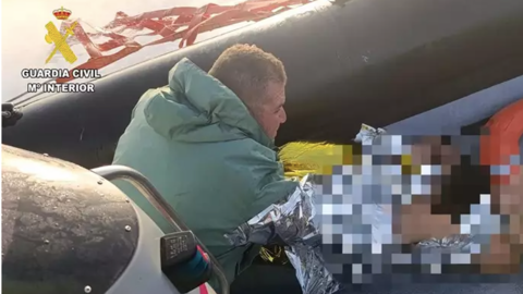 La Guardia Civil rescata a dos hombres de entre el oleaje en Aguad&uacute;