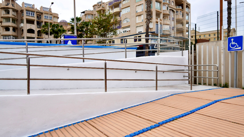 Nueva rampa de acceso a la playa de San Lorenzo / Gobierno de Melilla