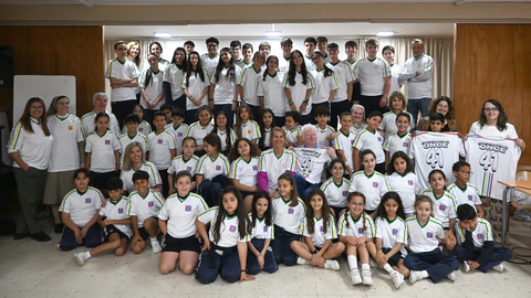 Alumnos de Nuestra Se&ntilde;ora del Buen Consejo junto a la directora provincial de Educaci&oacute;n
