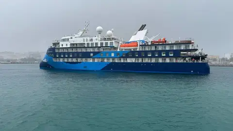 El 'Ocean Victory', a su llegada al puerto de Ceuta