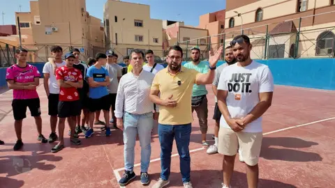 Somos Melilla durante su visita a esta pista deportiva