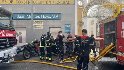 Bomberos durante un incendio / Archivo