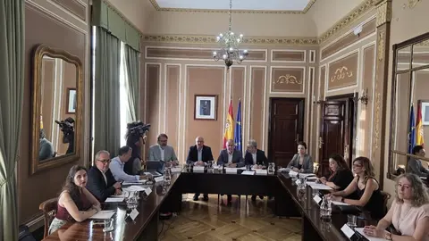 Reuni&oacute;n entre el Ministerio y delegaciones de Melilla, Ceuta y Canarias para abordar el reparto de menores no acompa&ntilde;ados