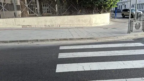Paso de peatones poco accesible en la calle de La Legión / Somos Melilla